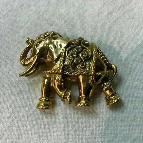 Jewelry - Vintage elephant, brooch, gold with bezel set rhinestones